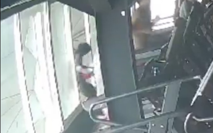 Jovem cai de janela aberta em academia, na Indonésia
