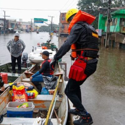 Equipe de resgate em enchente