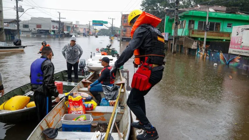 Equipe de resgate em enchente