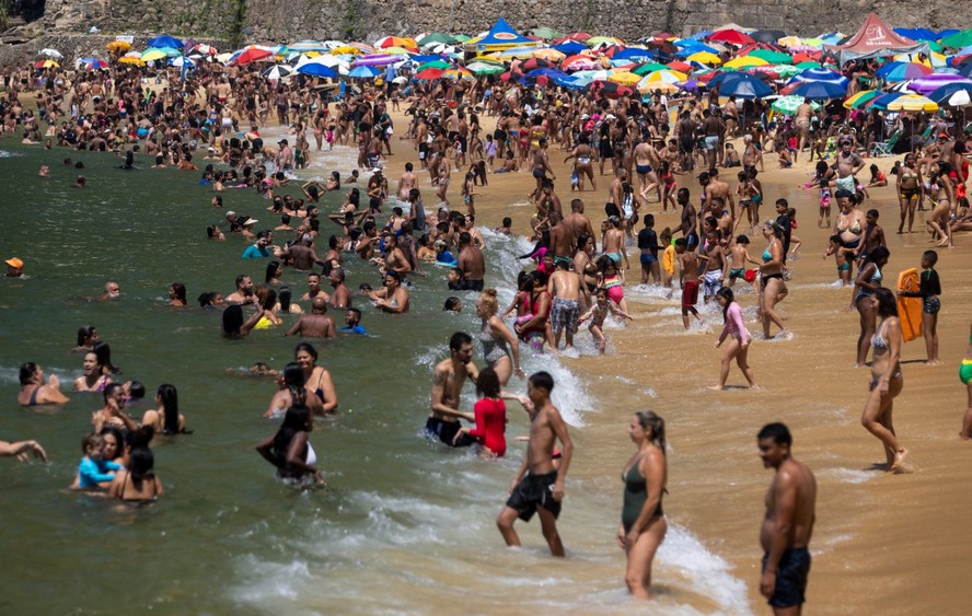 Cariocas lotam as praias no último domingo do verão