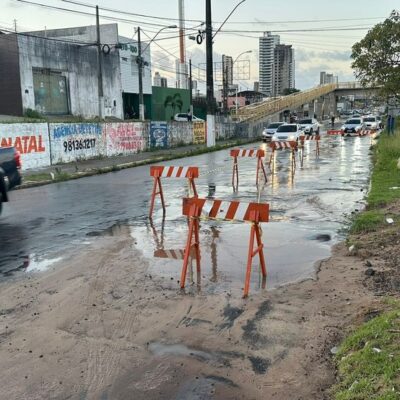 Vazamento afetou a Avenida Prudente de Morais e trecho foi interditado na sexta-feira — Foto: Kleber Teixeira/Inter TV Cabugi/ARQUIVO