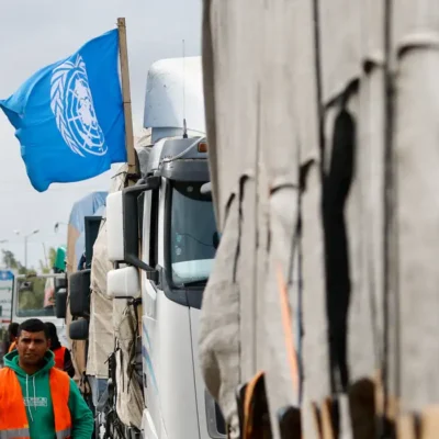 Bandeira da ONU em caminhão com ajuda humanitária a caminho de Gaza
27/11/2023
REUTERS/Ibraheem Abu Mustafa