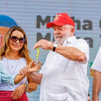 Moradora recebe chaves do imóvel do Minha Casa, Minha Vida das mãos do presidente Lula; ao lado de Lula, à esquerda, está a primeira-dama Janja, e, à sua direita, o governador do Pará, Helder Barbalho