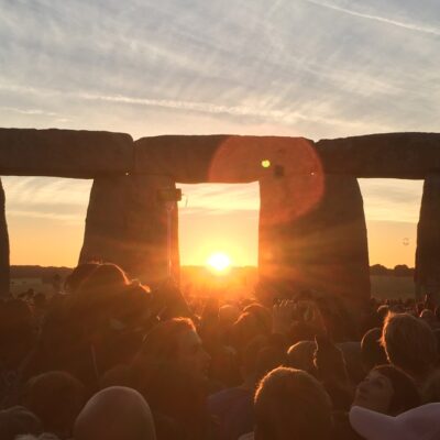 Turistas observam pôr do sol em Stonehenge no dia de solstício de inverno