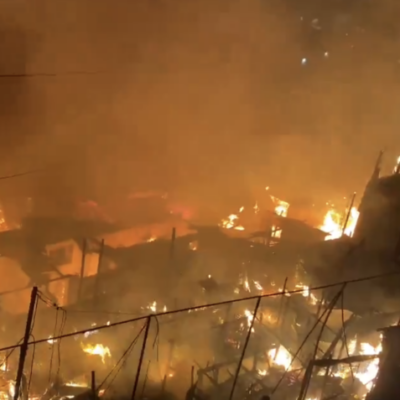 Casas em chamas na Vila Andrade, em São Paulo.