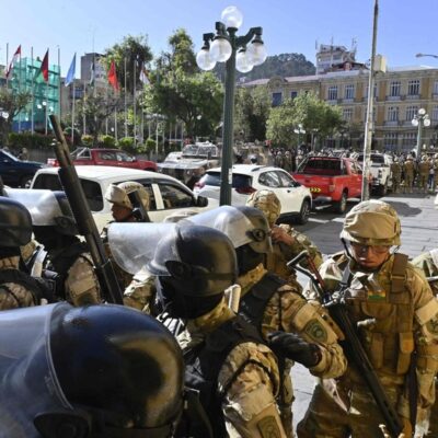 Tropas e tanques militares tomam praça em frente à sede do governo da Bolívia, em La Paz