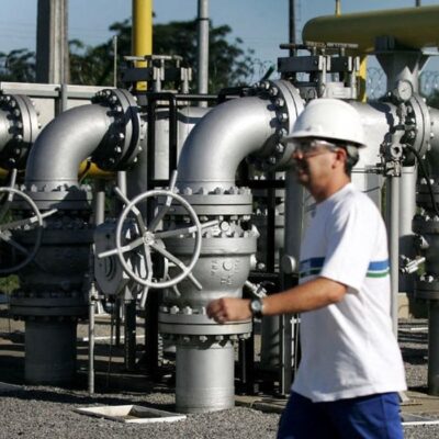 Trabalhador em estação de regulação de gás natural em Cubatão (SP)