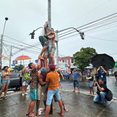 Desafio do pau de sebo chama atenção no bairro do Alecrim, em Natal — Foto: Kleber Teixeira/Inter TV Cabugi