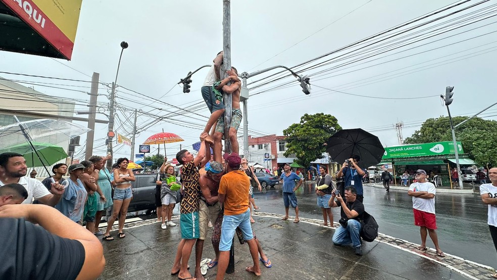 Desafio do pau de sebo chama atenção no bairro do Alecrim, em Natal — Foto: Kleber Teixeira/Inter TV Cabugi