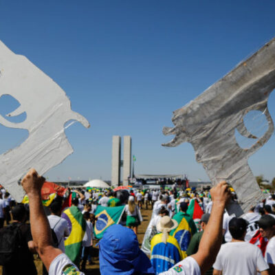 Em ato a favor do governo do presidente Jair Bolsonaro, homem exibe duas armas feitas de papelão