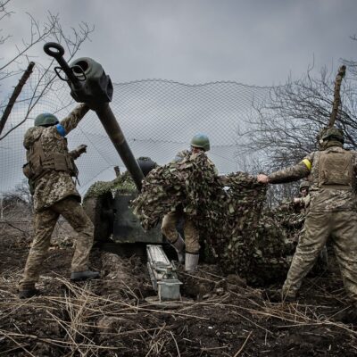 Soldados ucranianos preparam canhão de artilharia perto de Marinka, na região de Donetsk