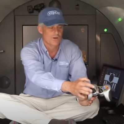 CEO da OceanGate, Stockton Rush mostra manete com que tripulação conduz submarino Titan