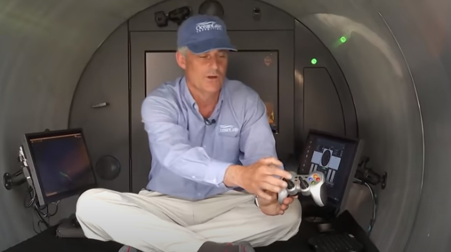 CEO da OceanGate, Stockton Rush mostra manete com que tripulação conduz submarino Titan