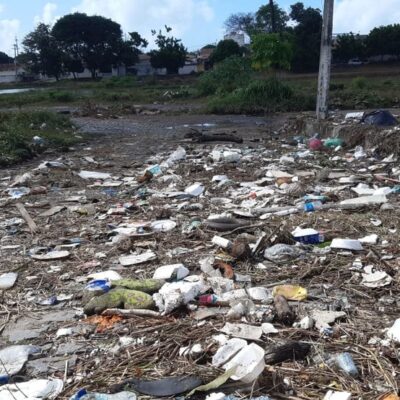 Ruas do bairro Panatis ficaram tomadas de lixo após lagoa de captação transbordar em Natal — Foto: Sérgio Henrique Santos/Inter TV Cabugi