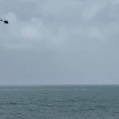 Helicóptero Potiguar 1 faz buscas por desaparecido na praia das Minas, em Pipa — Foto: Reprodução