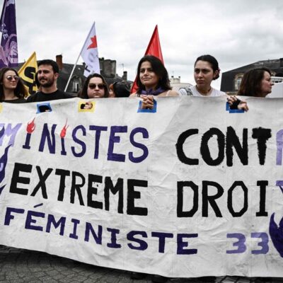 Manifestantes com cartaz 'feministas com a extrema direita' em protesto em Bordeaux, na França