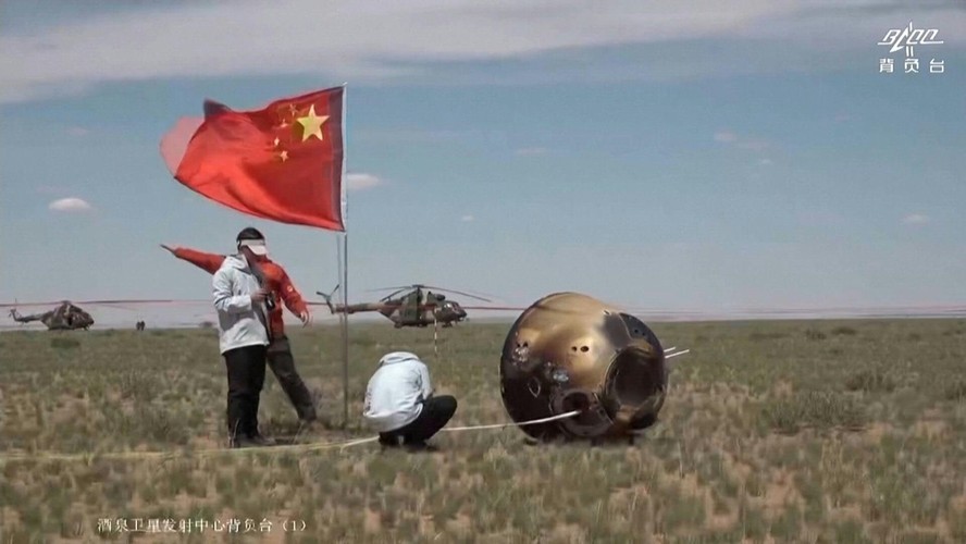 Sonda chinesa Chang'e-6 retornou nesta terça-feira à Terra com as primeiras amostras da história do lado oculto da Lua.
