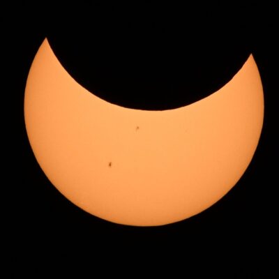 Durante eclipse solar, a Lua se posiciona entre o Sol e a Terra, formando uma sombra