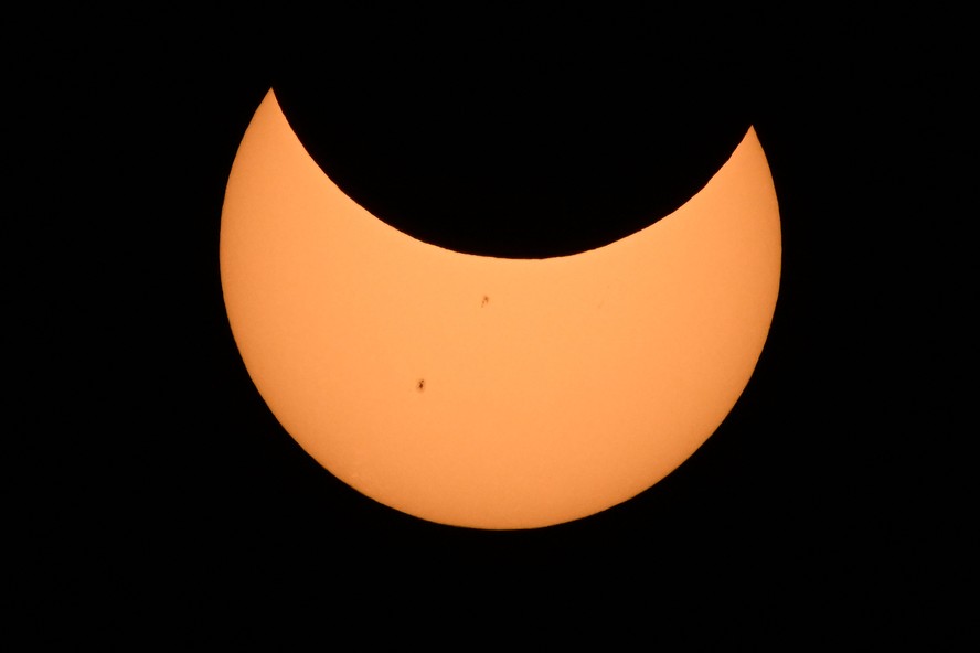 Durante eclipse solar, a Lua se posiciona entre o Sol e a Terra, formando uma sombra