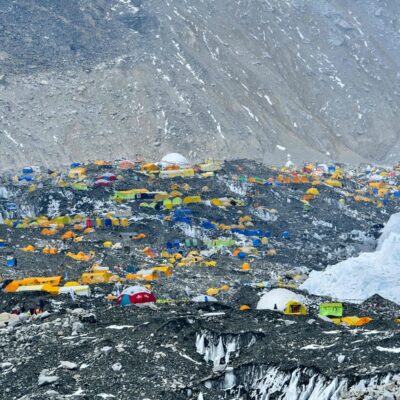 Derretimento de gelo no Everest permite expedição em busca de vítimas da montanha