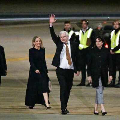 Julian Assange desembarca na Austrália
