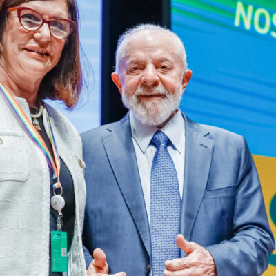 Magda Chambriard e Lula na cerimônia de posse da executiva como CEO da Petrobras nes