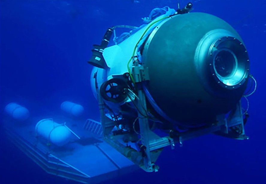 Equipes de resgate expandiram a busca debaixo d'água enquanto corriam contra o tempo para encontrar um submersível turístico de mergulho profundo Titan que desapareceu perto do naufrágio do Titanic com cinco pessoas a bordo