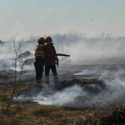 Imagem mostra bombeiros lutando para controlar um incêndio florestal no Bioma Pantanal, na região de Corumbá, Estado de Mato Grosso do Sul, Brasil, em 23 de junho de 2024.       -  (crédito: Reprodução/Governo do Estado do Mato Grosso do Sul )