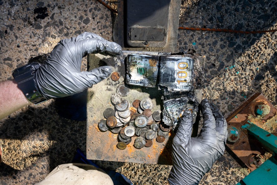 Cofre pescado na água no Flushing Meadows Corona Park continha pilhas danificadas de notas de cem dólares, bem como moedas