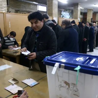 Iranianos foram fila para votar em Teerã.
