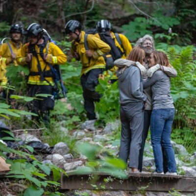 Americano reencontra parentes após ser resgatado em montanhas da Califórnia