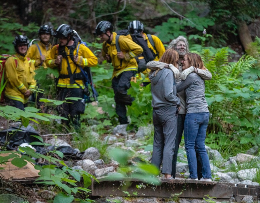 Americano reencontra parentes após ser resgatado em montanhas da Califórnia