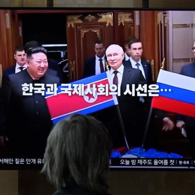 Noticiário na TV mostra o líder da Coreia do Norte, Kim Jong-un ao lado do presidente russo, Vladimir Putin, durante visita a Pyongyang