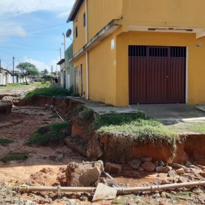 Cratera aberta ao lado de casa no bairro Pajuçara, na Zona Norte de Natal — Foto: Sérgio Henrique Santos/Inter TV Cabugi