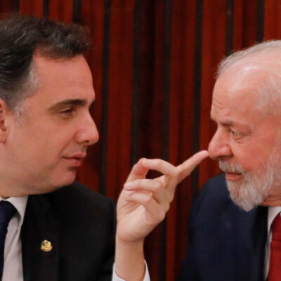 Senador Rodrigo Pacheco (PSD/MG) conversa com o presidente Luiz Inácio Lula da Silva (PT/SP) durante a cerimonia de posse da m’insista Cármen Lúcia como nova presidente do TSE, pela segunda vez.