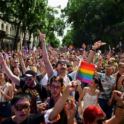 Budapeste 22/06/2024. Milhares de pessoas vão à Parada do Orgulho de Budapeste para protestar contra políticas anti-LGBTQ+. Foto REUTERS/Marton Monus