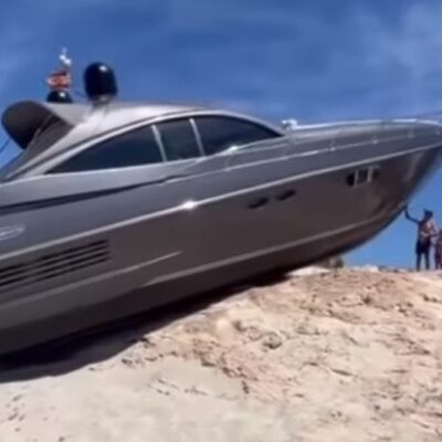 Turistas encontram iate de luxo encalhado em duna de praia na Espanha; veja vídeo