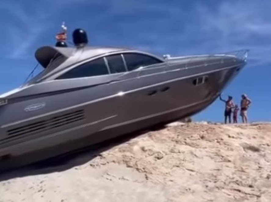Turistas encontram iate de luxo encalhado em duna de praia na Espanha; veja vídeo