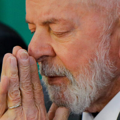 Lula com as mãos em formato de oração no Planalto