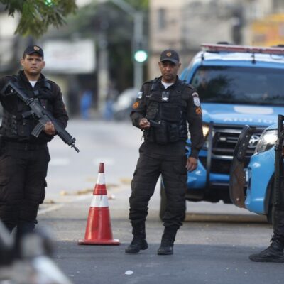 Na foto, policiais na Estrada do Itararé, que foi fechada pela PM.