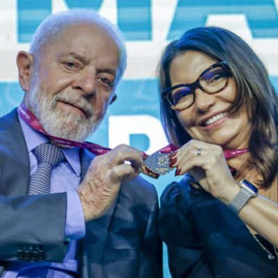 Lula e Janja mostram suas medalhas de honra da olimpíada de matemática das escolas públicas