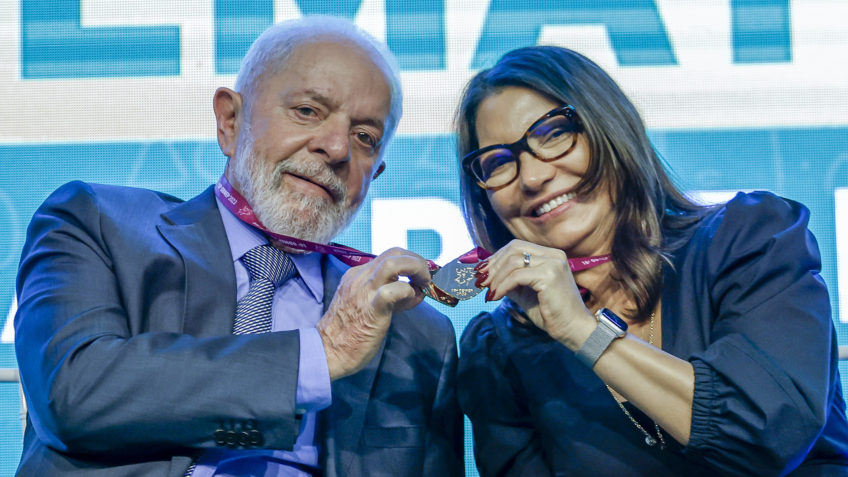 Lula e Janja mostram suas medalhas de honra da olimpíada de matemática das escolas públicas