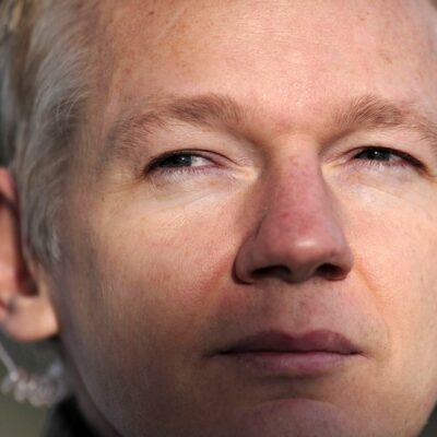 O fundador do WikiLeaks, Julian Assange, dirige-se à mídia no Ellingham Hall, em Norfolk, leste da Inglaterra, em 2010.