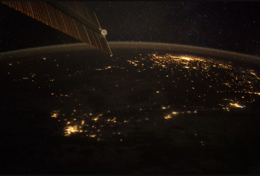 Observação da Terra realizada durante passagem noturna da tripulação da Expedição 40 a bordo da Estação Espacial Internacional.