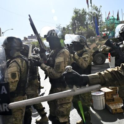 Militares tomam praça em frente à sede da Presidência em La Paz, Bolívia