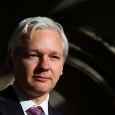 Foto de 2011 mostra o fundador do WikiLeaks, Julian Assange, falando à mídia do lado de fora do Supremo Tribunal de Londres