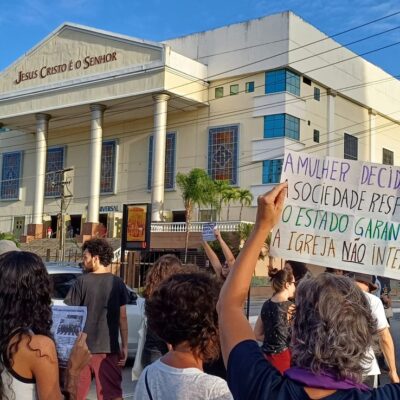 Manifestantes protestam em Natal contra projeto que equipara aborto a crime de homicídio — Foto: Rodrigo Ielpo/Cedida