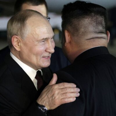 Presidente da Rússia, Vladimir Putin, dá abraço no líder norte-coreano, Kim Jong-un, em Pyongyang