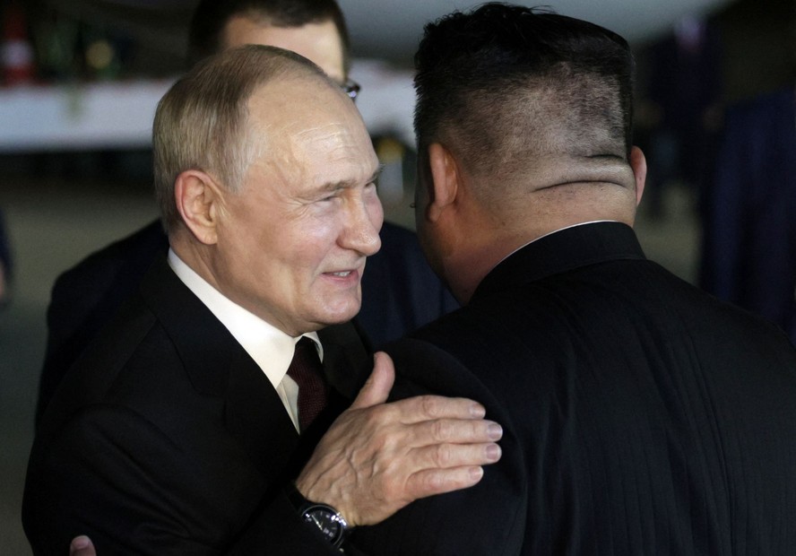 Presidente da Rússia, Vladimir Putin, dá abraço no líder norte-coreano, Kim Jong-un, em Pyongyang