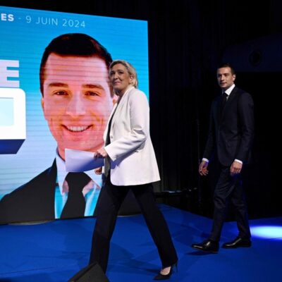 Marine Le Pen, líder do Reunião Nacional, e Jordan Bardella, presidente da sigla, antes de declarações à imprensa
